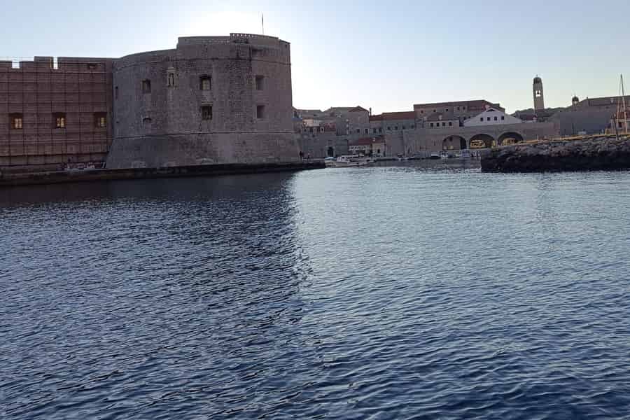 Panoramaglasbootfahrt um die Altstadt & große Höhlen in Dubrovnik. Foto: GetYourGuide