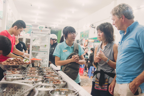 Saigon : Visite privée des ruelles à pied avec plus de 10 dégustationsSaigon : Visite à pied de la cuisine de rue avec un étudiant local