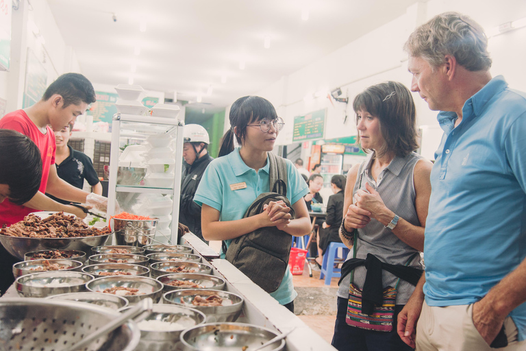 Saigon : Visite privée des ruelles à pied avec plus de 10 dégustationsSaigon : Visite à pied de la cuisine de rue avec un étudiant local