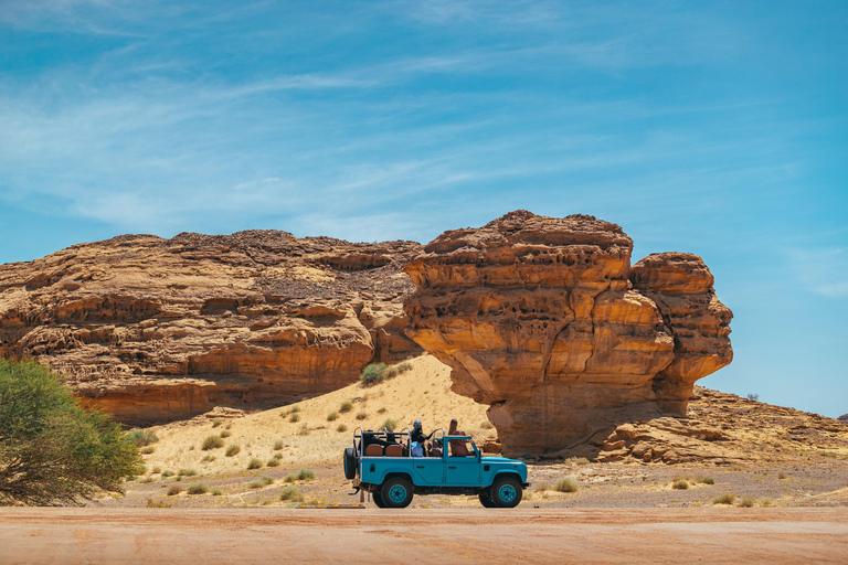 Visite fantaisiste de Hegra dans une Land Rover d&#039;époque