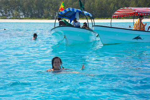 De Zanzibar: Passeio de mergulho com snorkel na Ilha Mnemba com almoçoExcursão compartilhada para mergulho com snorkel na Ilha Mnemba com almoço