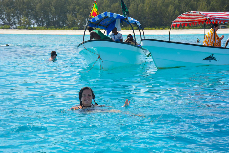 De Zanzibar: Passeio de mergulho com snorkel na Ilha Mnemba com almoçoExcursão compartilhada para mergulho com snorkel na Ilha Mnemba com almoço