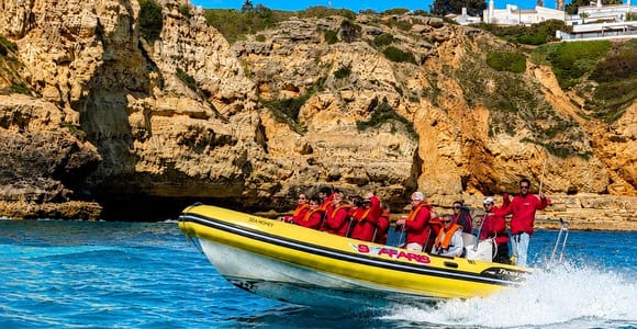 Desde Lagos, Algarve: tour en barco a las cuevas de Benagil con guía local