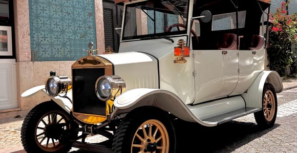 Lisbon: Vintage Tuk Tuk Tour with Guide