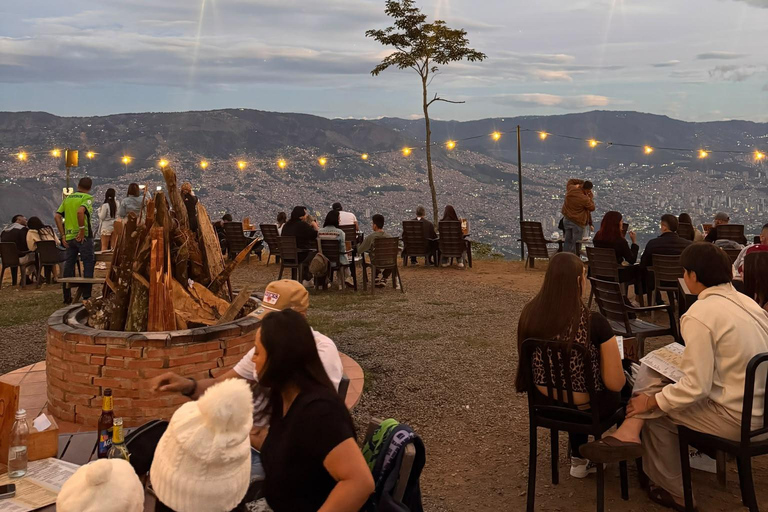 Medellín: Sunset Mirador Tour with Reserved Gastropub Table