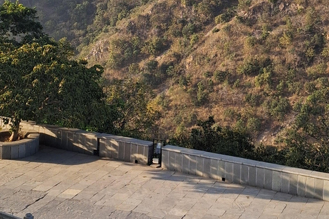 Monsoon Palace visit with Hotel Pickup-dropoff All Inclusive Guided Hiking at Monsoon Palace with Lunch