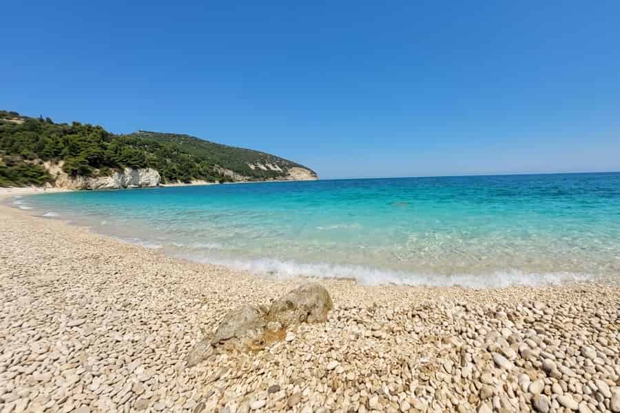 Motorboot-Tour in der Bucht von Orikum. Foto: GetYourGuide Motorboot-Tour in der Bucht von Orikum. Foto: GetYourGuide