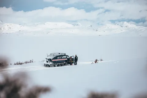 Utforska Jotunheimen - 2 dagar med snöskovandring och snöbuss