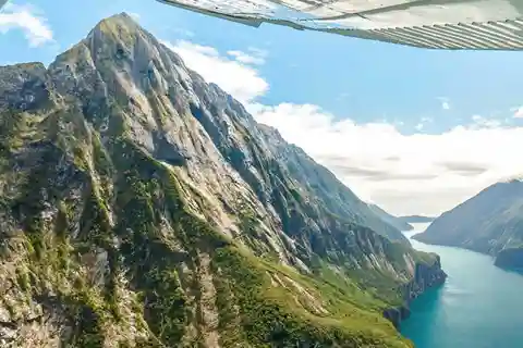 De Wanaka: Milford Sound & Glaciers Scenic Flyover