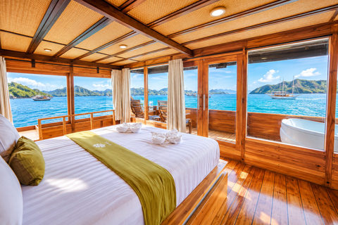 Labuan Bajo: 3-Day Komodo Sailing Luxury Boat with All Fees Deluxe Boat - Private Standar Room (2pax/room)
