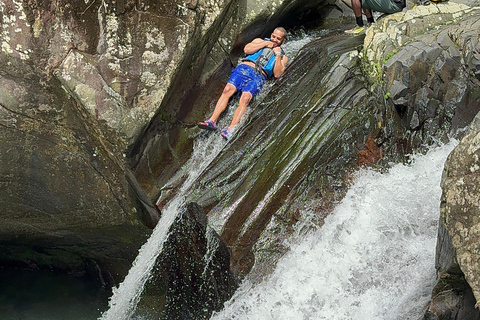 San Juan : Aventure sur le toboggan aquatique d'El Yunque avec transport