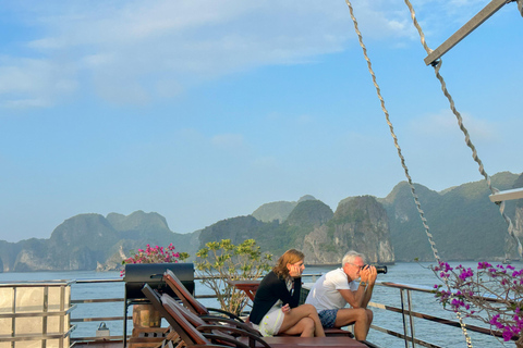 从河内出发：兰哈湾一日游，包含精彩活动从猫巴出发：兰哈湾一日游，包含丰富有趣的活动