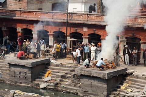 Święte Katmandu: Obrzędy kremacji i spokój stupy
