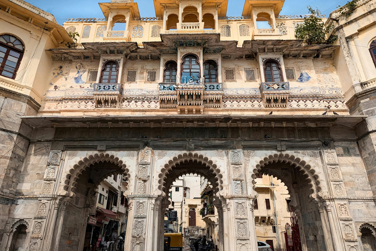 Udaipur: Sightseeing Tour by Tuk-Tuk or Car with a Driver Udaipur Tour By Car with a Guide