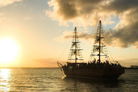 Cancún: ¡Cena de Langosta en Crucero en Galeón Español! Cena de 3 platos