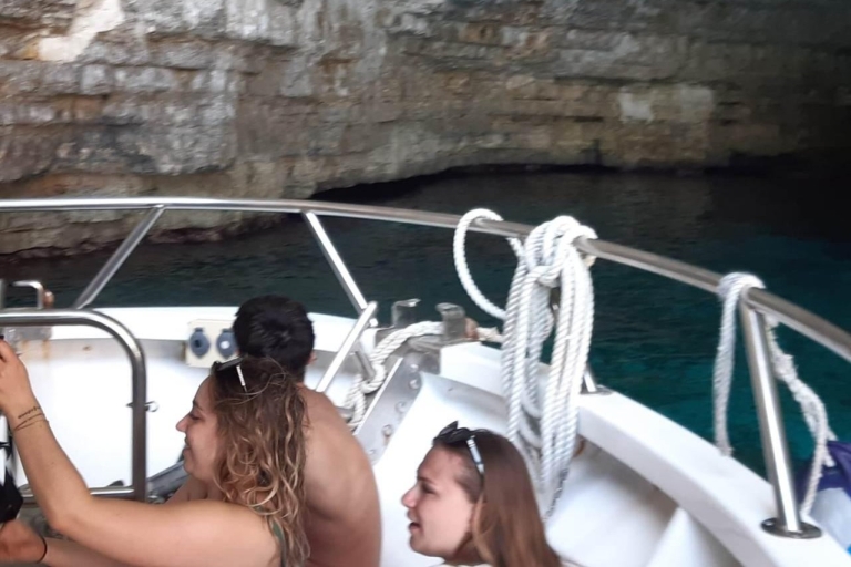 Comino: prywatne wycieczki wycieczkowe, postoje na kąpiel i zwiedzanie jaskińComino: Wycieczki wycieczkowe prywatną łodzią, przystanki pływackie i zwiedzanie jaskiń