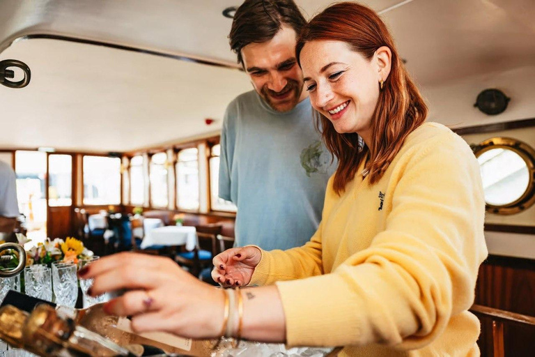 Berlin: 1h Boutiquestyle-Cruise on the Historic Hemingway 75-minute Sundown Aperitif Tour