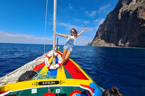 Câmara de Lobos: Unvergesslicher Sonnenuntergang auf einem typischen Xavelha-BootCâmara de Lobos: Unvergesslicher Sonnenuntergang auf einem typischen Boot namens Xavelha