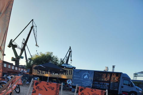 Gdańsk: Wrzeszcz and Shipyard District Private Bike Tour Golden Hour Ride – Gdańsk on evening mood Photo Stops