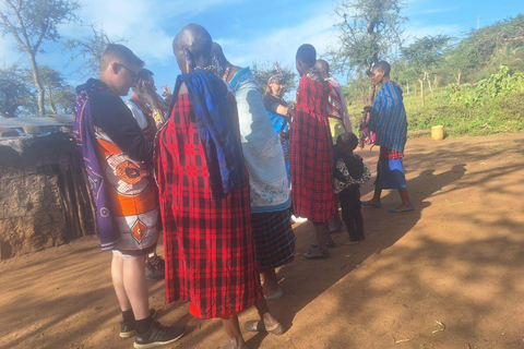 Visita a la aldea masai con bienvenida tradicional