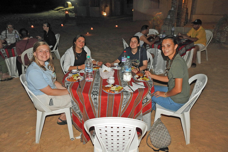 Noche en el desierto en un campamento en Túnez