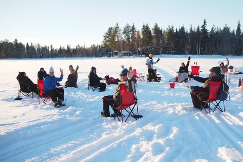 Programa de pesca en hielo en Laponia