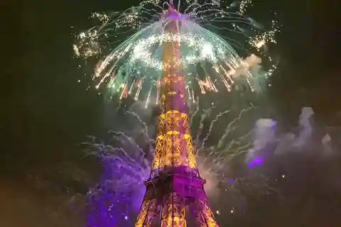 Paris: Dinner Cruise, Cabaret & Fireworks on July 14th