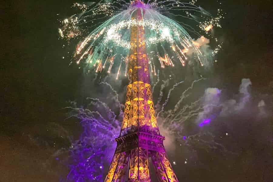 Paris: Dinner-Kreuzfahrt, Kabarett & Feuerwerk am 14. Juli. Foto: GetYourGuide