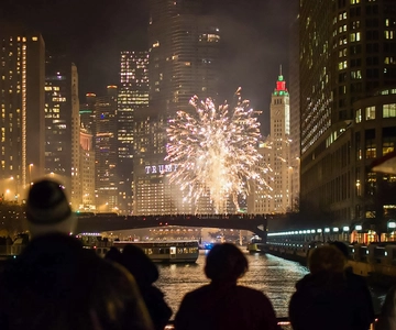 Chicago: crociera con fuochi d'artificio con opzioni di osservazione del lago o del fiume