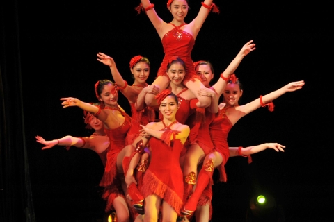 Visite nocturne de Pékin avec spectacle d'acrobatie et dîner de canard laquéPékin de nuit avec acrobaties et dîner de canard laqué