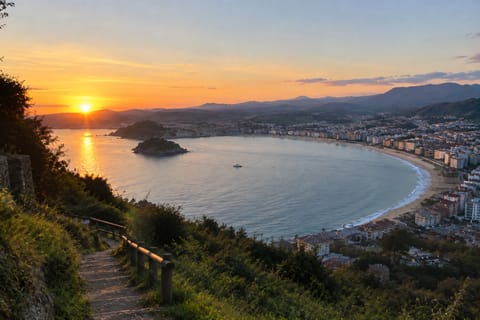 San Sebastián: Sunrise, Basque culture, and breakfast like a local