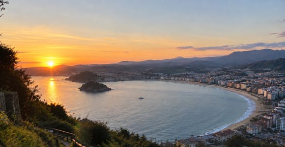 San Sebastián: Sunrise, Basque culture, and breakfast like a local