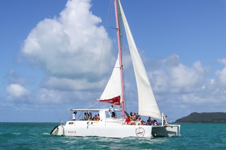 Vanuit Trou D'eau Douce: catamaran-boottocht Île aux CerfsTour met trefpunt