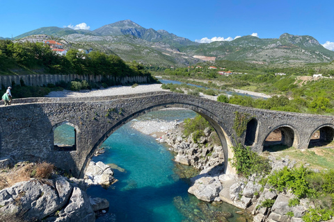 Desde Tirana / Durres : Excursión de un día a Shkodra con paseo por el lago