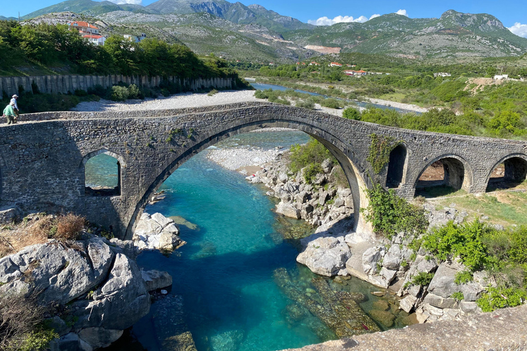 Desde Tirana / Durres : Excursión de un día a Shkodra con paseo por el lago