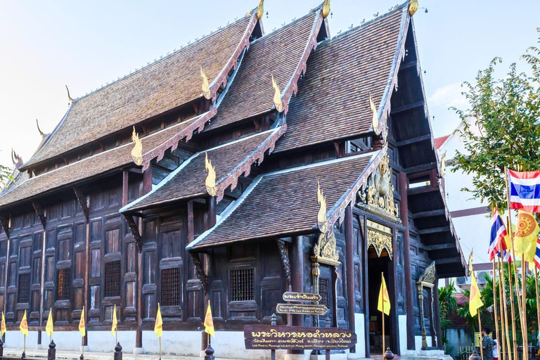 Chiang Mai: Old City Walking Tour with Temples & History Small Group Without Entry Fees