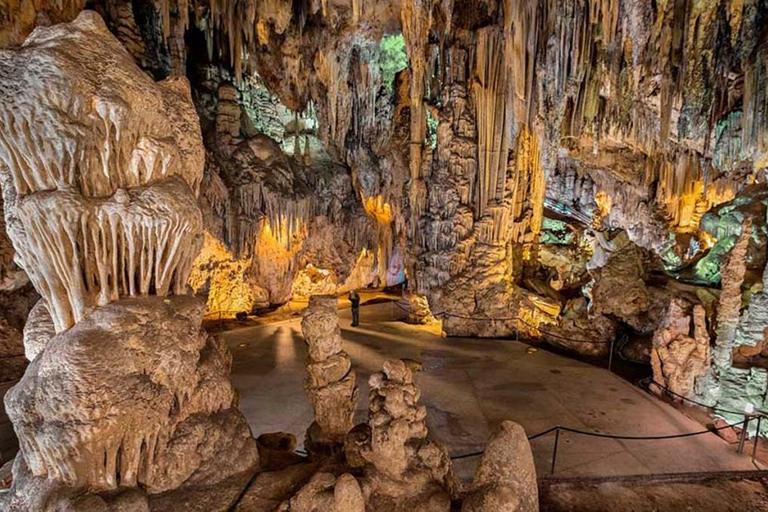 Da Malaga: Tour di un giorno alle Grotte di Nerja, Nerja e Frigiliana