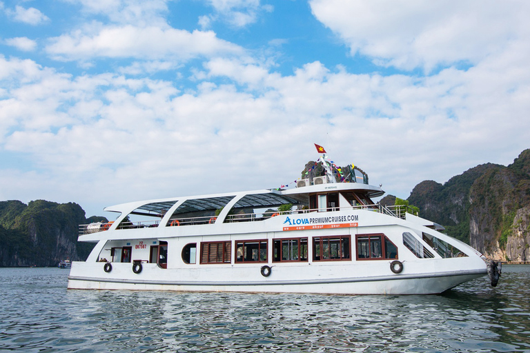 From Hanoi: Halong Bay Luxury Full-Day Trip by BoatFrom Hanoi: Halong Bay Deluxe Full-Day Trip by Boat