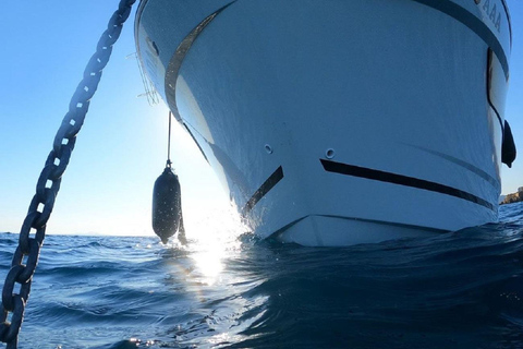 Alicante:1-hour private yacht tour with drinks and a captain