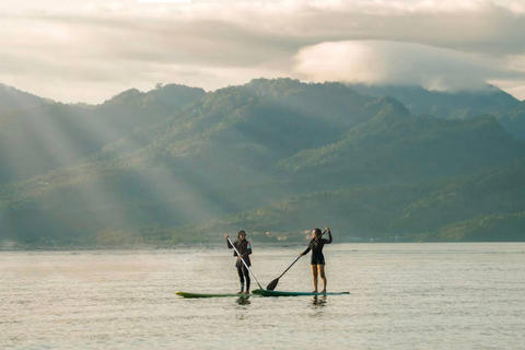 Gili Trawangan: SUP-paddleboarden bij zonsopgang met dronefotoGili Trawangan: Stand-up paddle met drone-opnames en gids