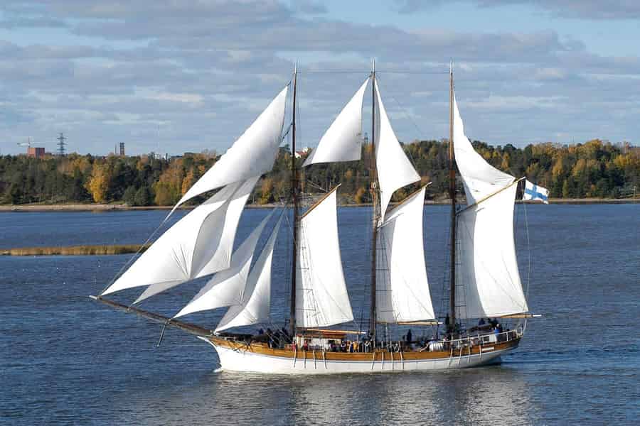 Segle auf einem traditionellen großen Schoner durch den Schärengarten von Helsinki. Foto: GetYourGuide Segle auf einem traditionellen großen Schoner durch den Schärengarten von Helsinki. Foto: GetYourGuide