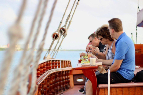 Cancun: Romantische Dinner-Kreuzfahrt mit offener Bar und Live-MusikTour ab Tulum - Steak Dinner