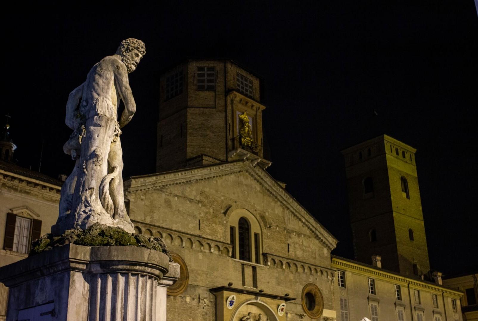 La Reggio Noire: eine Tour durch die Kriminalchronik der Vergangenheit bei Nacht.