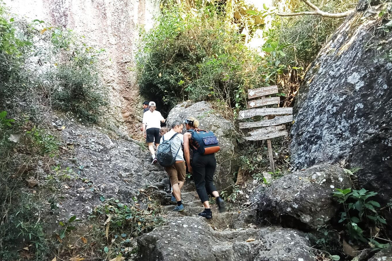 Circuit de trekking en douceur à Yogyakarta vers l&#039;ancien volcan NglanggeranTrekking au coucher du soleil à Yogyakarta