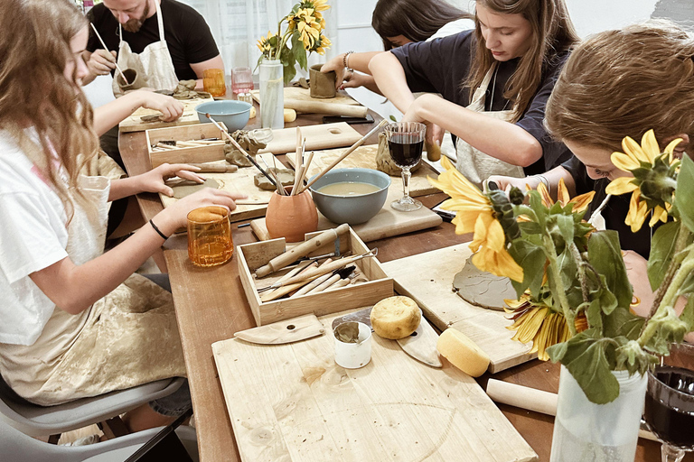 Workshop pottenbakken en wijn drinken in Tirana