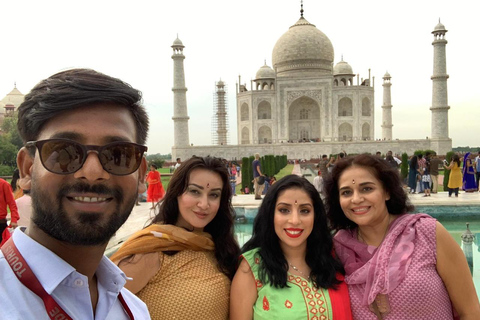From Delhi: Shared Taj Mahal Guided Tour by Train