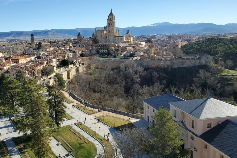 Madrid: Excursión de un día con transporte para hacer senderismo y visitar Segovia