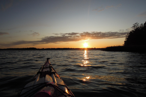 Urban sunset kayaking tour in Helsinki