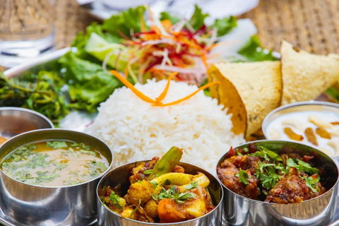 Traditionelles nepalesisches Thali-Essen in der AtomiX Bar und GrillTraditionelles nepalesisches Thali-Essen in der Atomix Bar und Grill