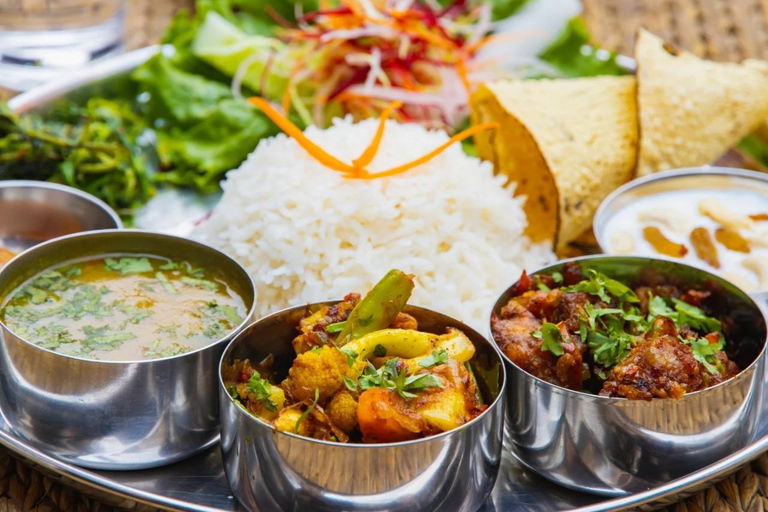 Traditionelles nepalesisches Thali-Essen in der AtomiX Bar und GrillTraditionelles nepalesisches Thali-Essen in der Atomix Bar und Grill